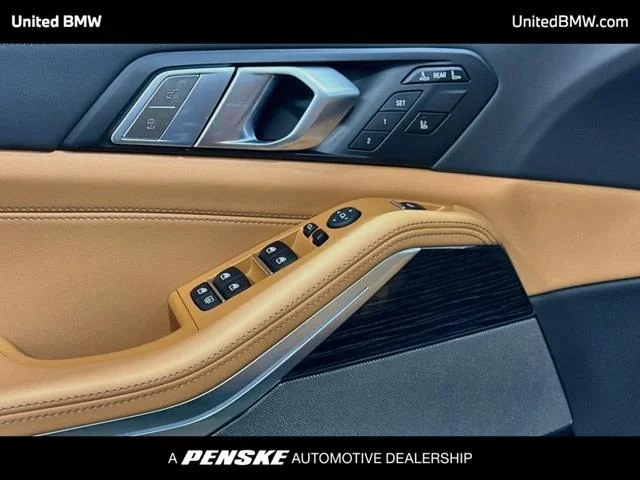 New 2027 Manhattan Green Metallic BMW X7 40i image 3