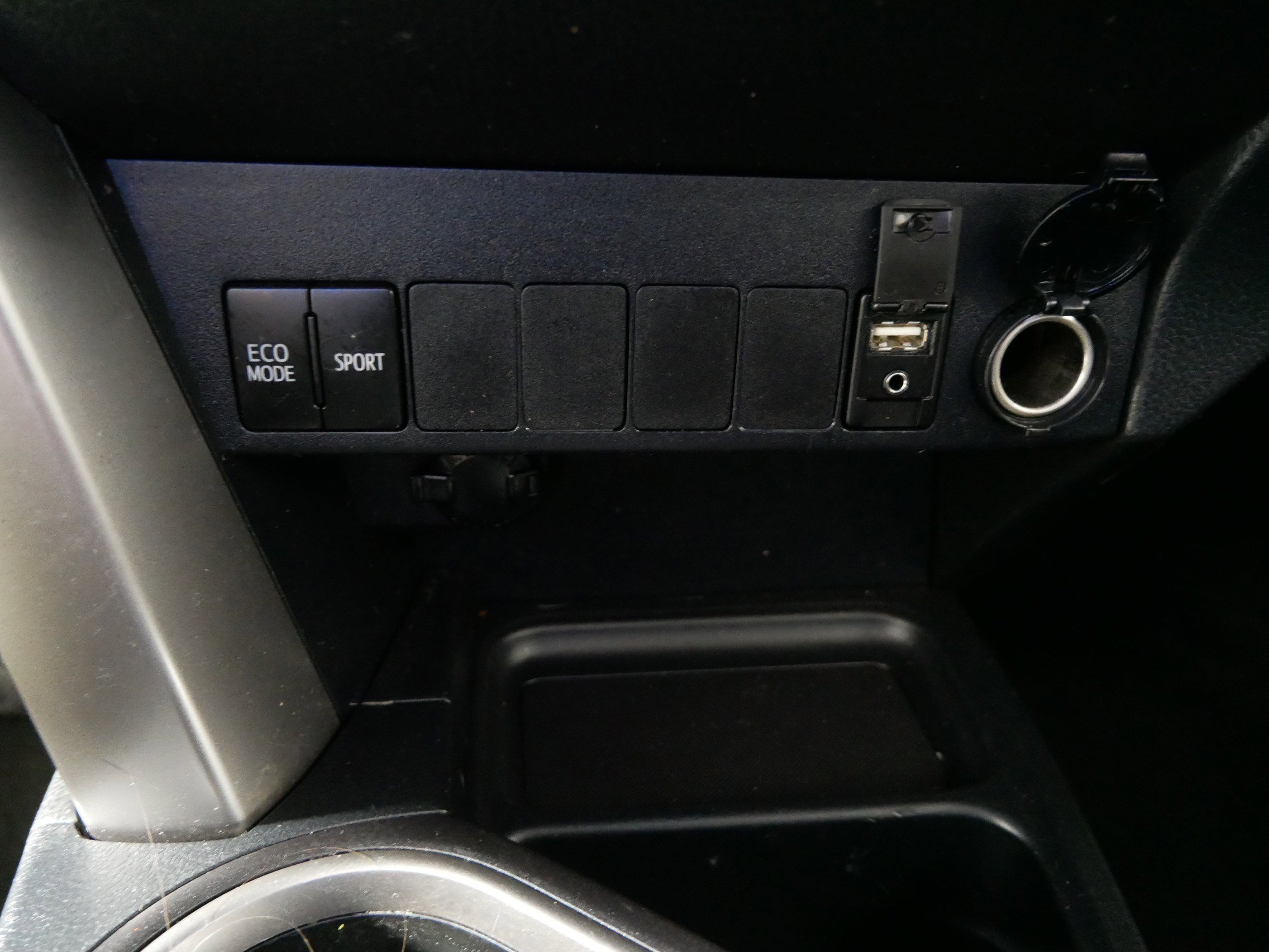 Used 2018 Super White Toyota XLE image 29