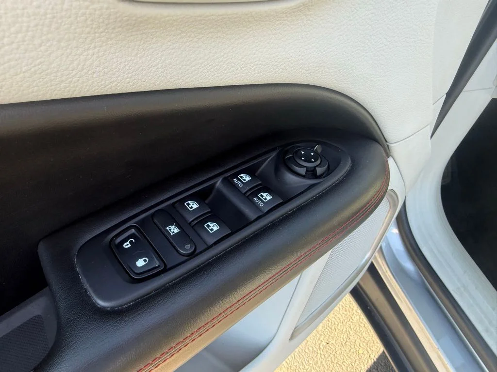 Used 2018 Silver Jeep Limited image 10