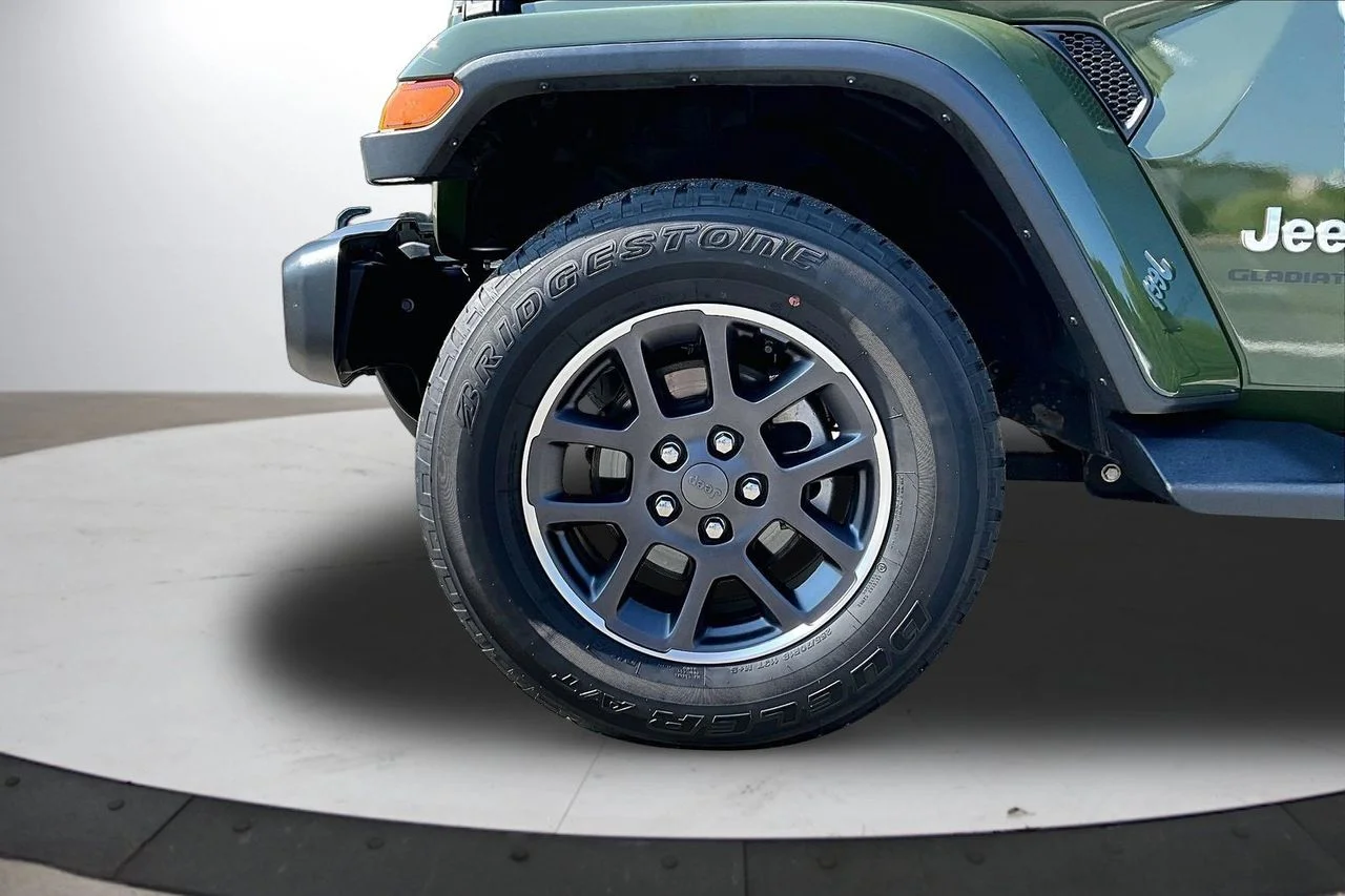 Used 2022 Green Jeep Overland image 32