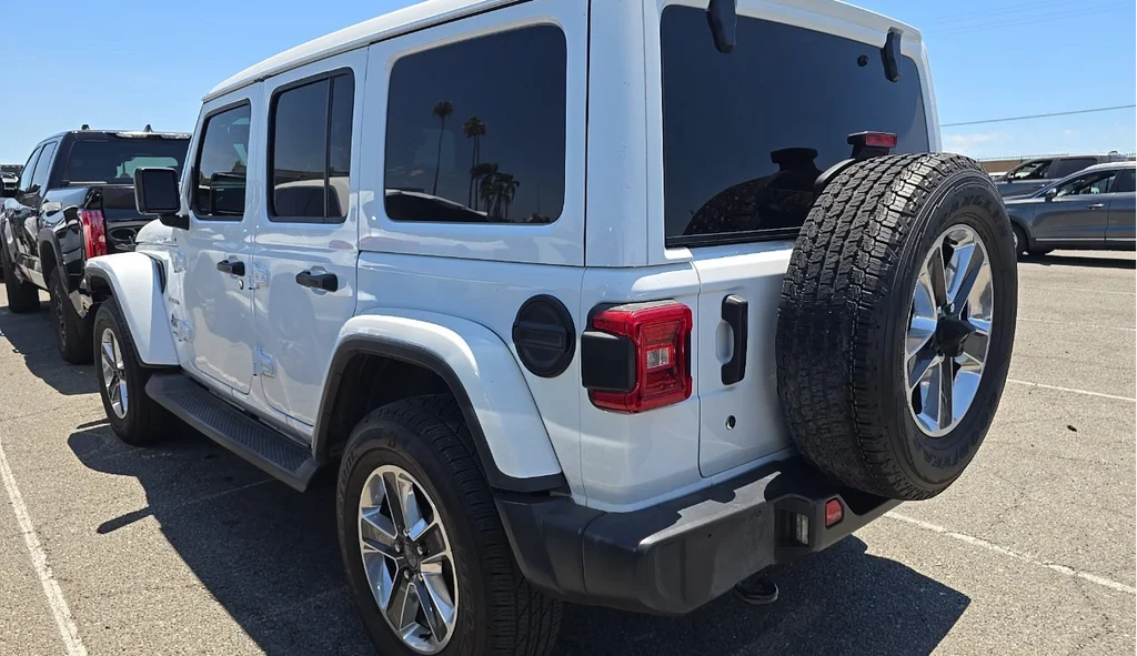 Used 2018 White Jeep Unlimited Sahara image 3