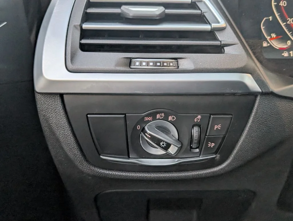 Used 2024 Gray BMW sDrive30i image 27