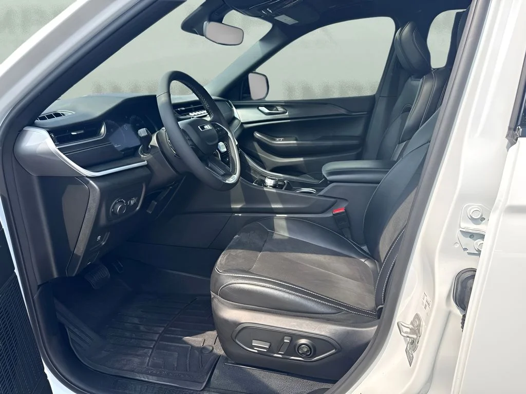 Used 2024 White Jeep Altitude X image 5