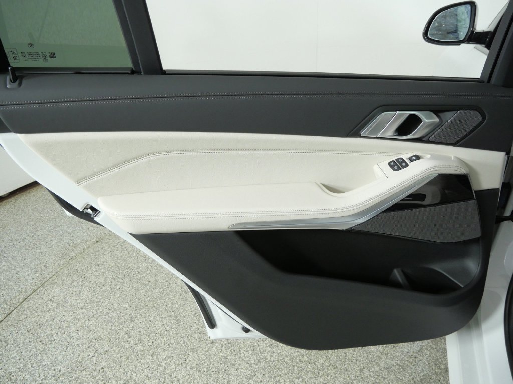 Used 2027 White BMW xDrive40i image 34
