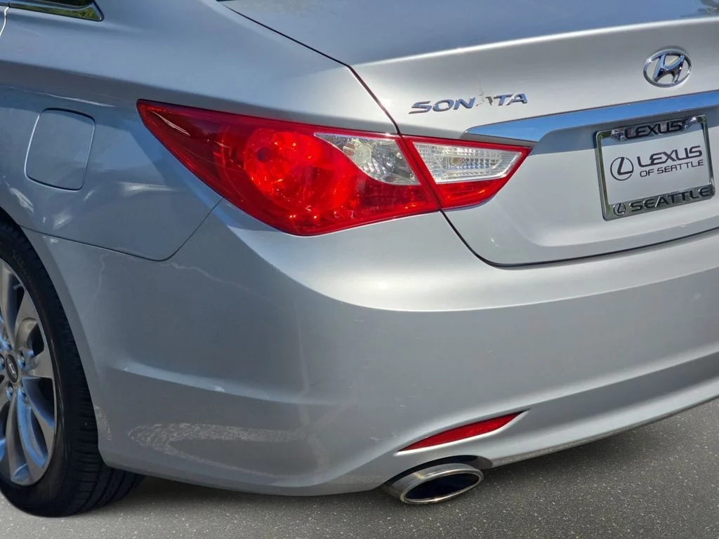Used 2011 Silver Hyundai SE image 34