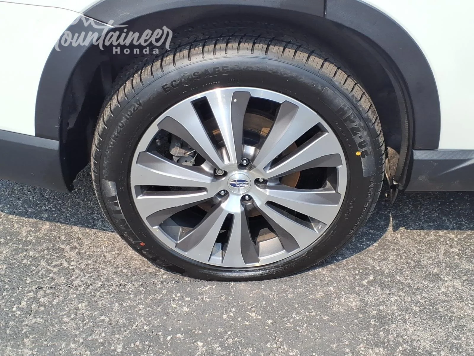 Used 2022 Crystal White Pearl Subaru Limited image 9