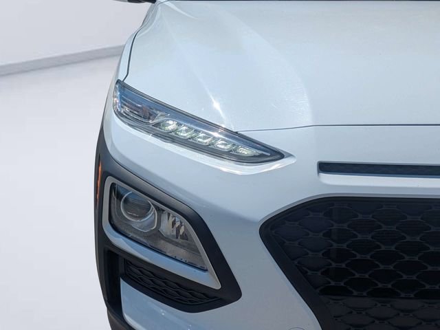 Used 2019 White Hyundai SE image 9