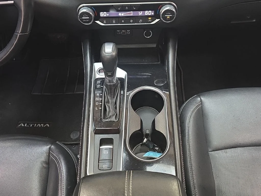 Used 2021 White Nissan 2.5 Platinum image 19
