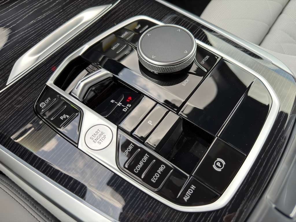 New 2026 Mineral White Metallic BMW sDrive40i image 17