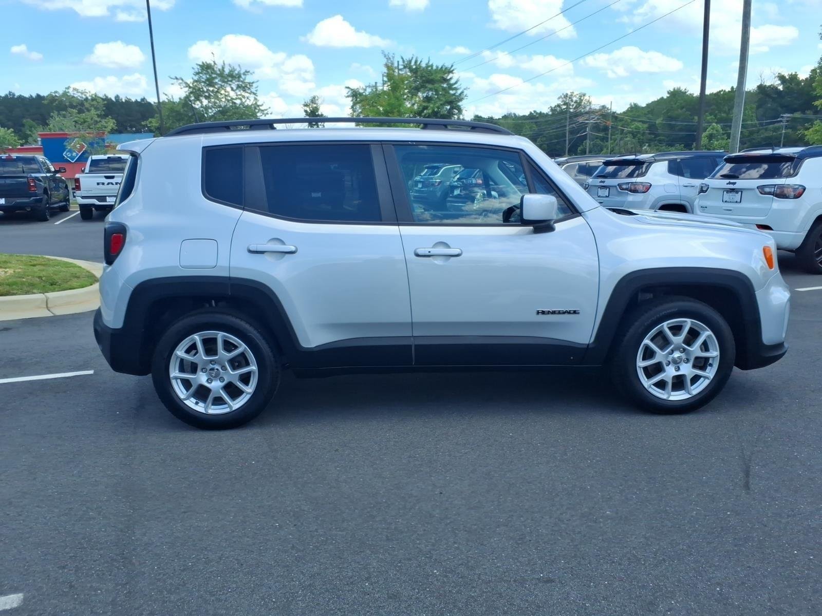Used 2019 Glacier Metallic Clearcoat Jeep Latitude image 10