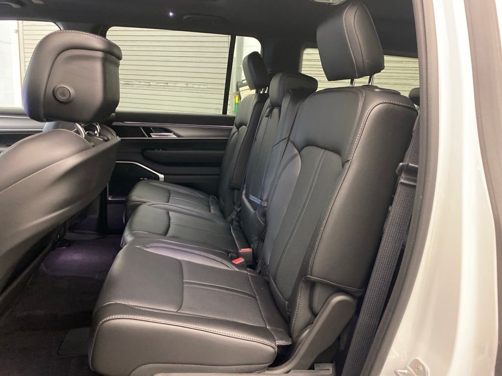 New 2026 Bright White Clear-Coat Exterior Paint Jeep Upland image 16