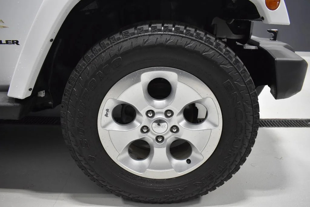 Used 2015 White Jeep Sahara image 10