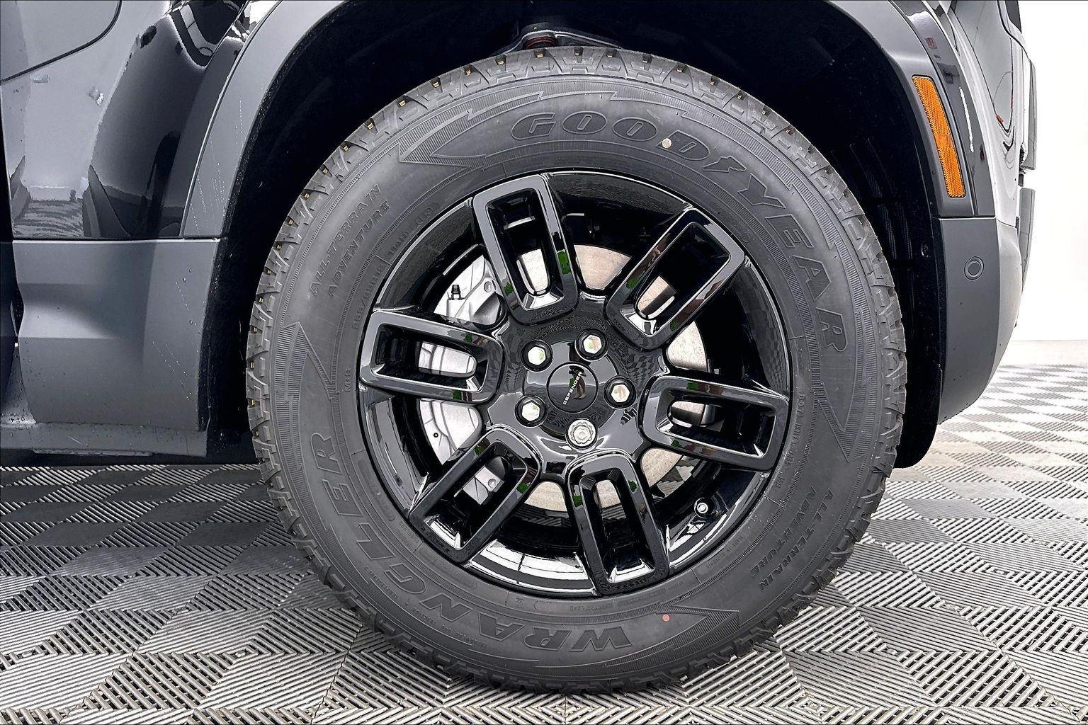 New 2026 Santorini Black Metallic Land Rover S image 36