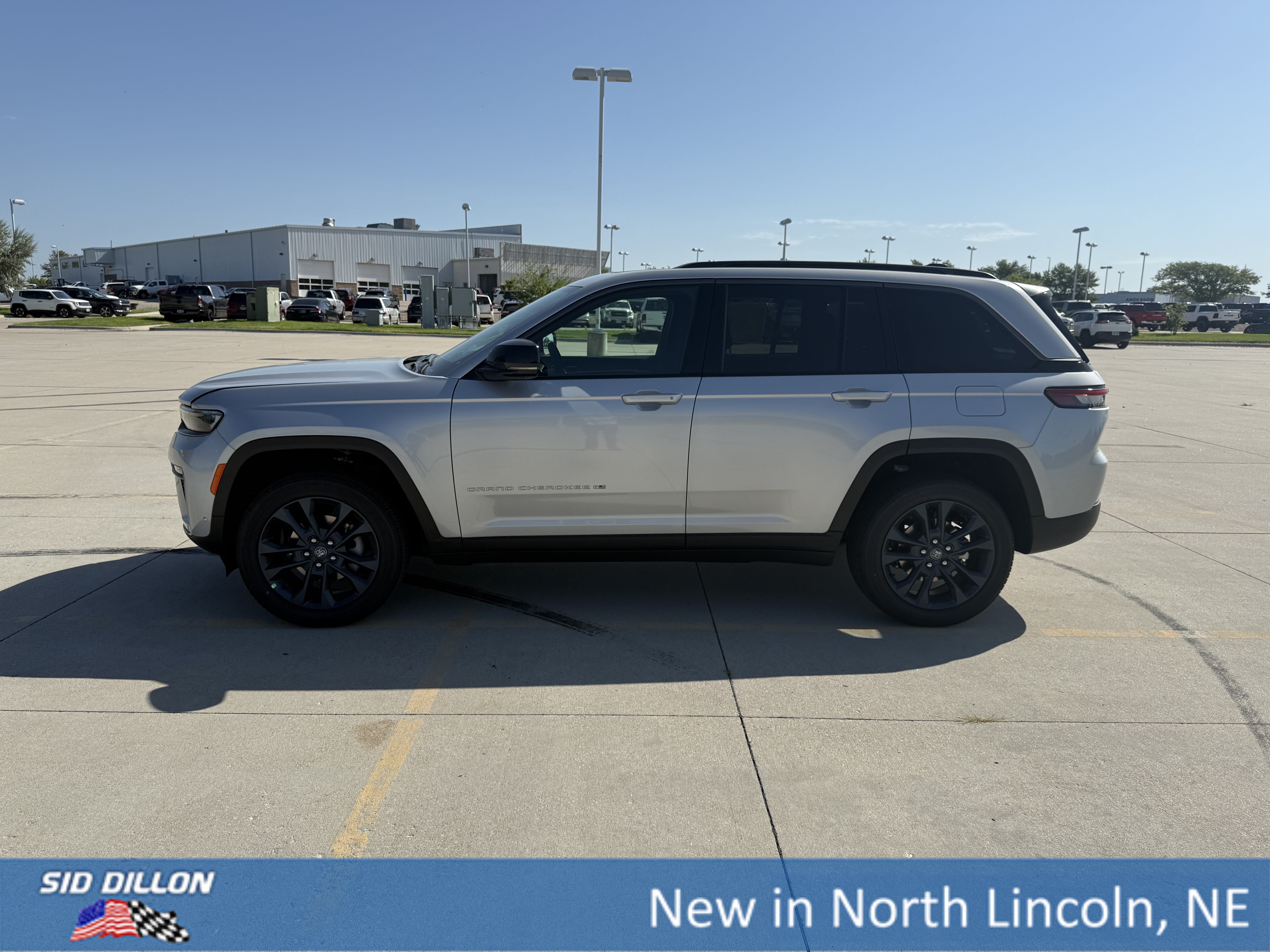New 2026 Silver Zynith Exterior Paint Jeep 85th Anniversay Edition 4x4 image 2