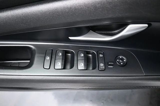 Used 2025 White Hyundai SEL Convenience image 19