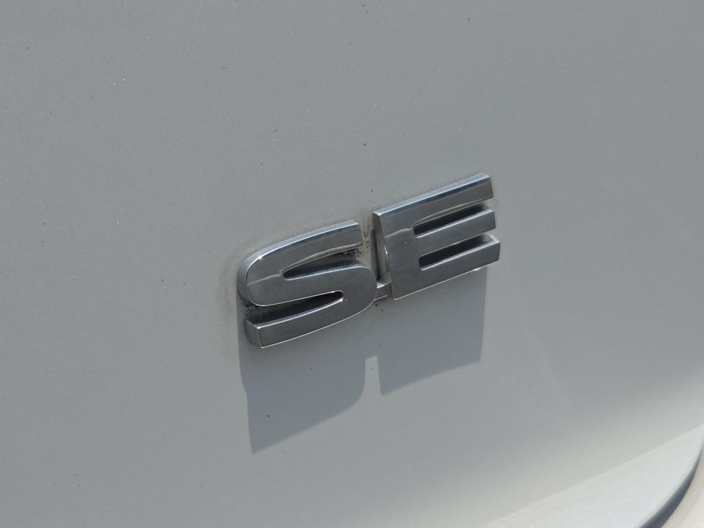 Used 2023 White Diamond Mitsubishi SE image 15