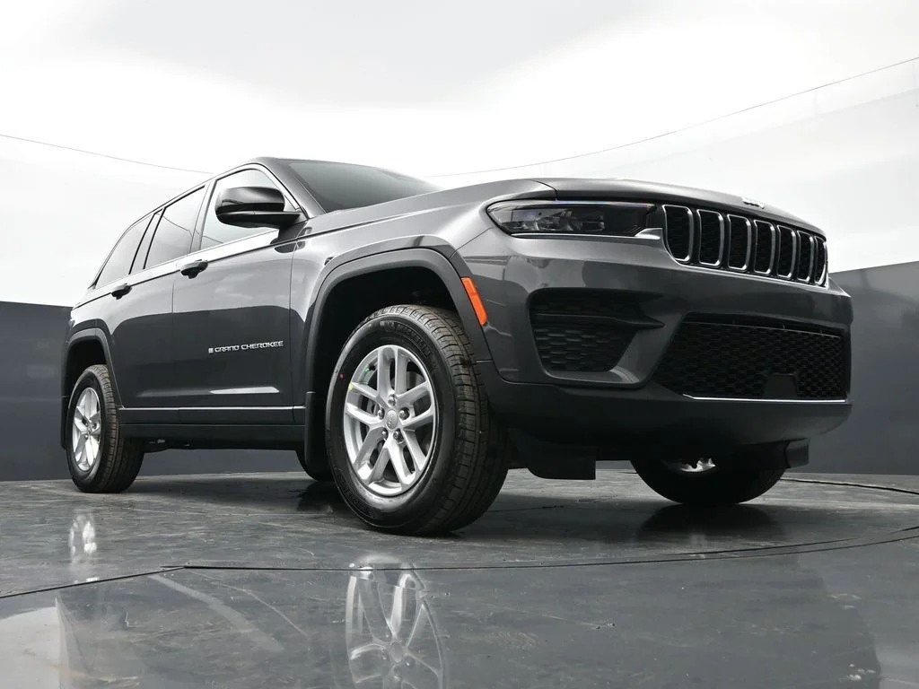 New 2026 Baltic Gray Metallic Clear-Coat Exterior Paint Jeep Laredo X image 42