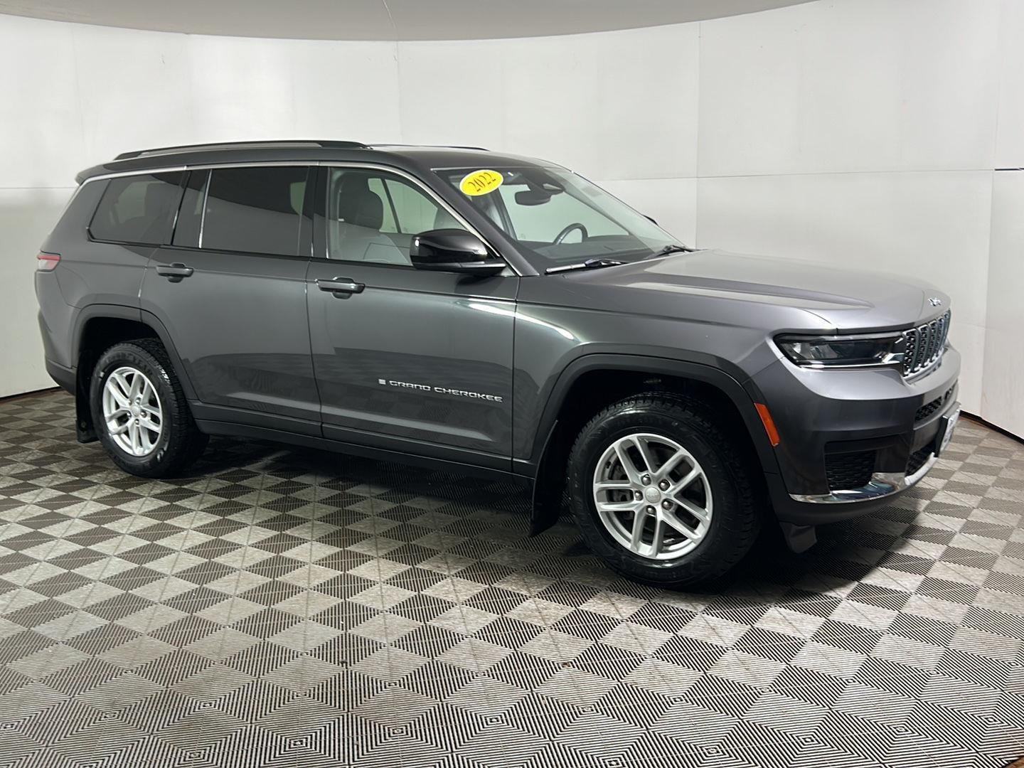 Used 2022 Baltic Gray Metallic Clearcoat Jeep Laredo image 5