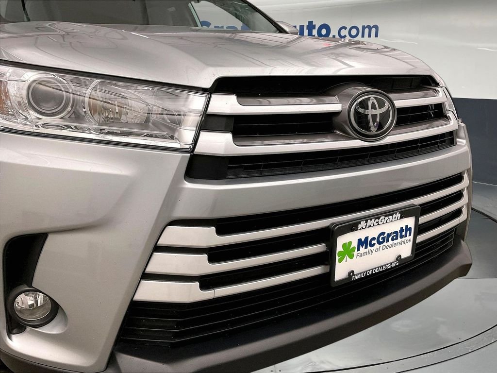 Used 2018 Silver Toyota XLE image 33