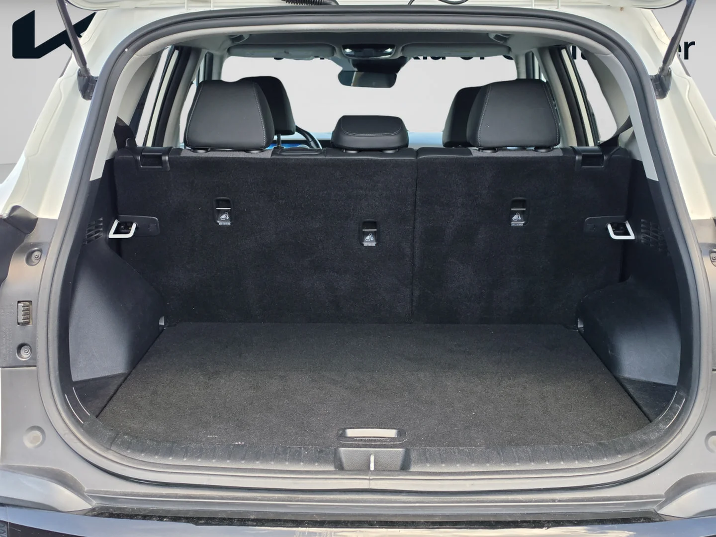 Used 2024 Clear White/Black Roof Kia X-Line image 15