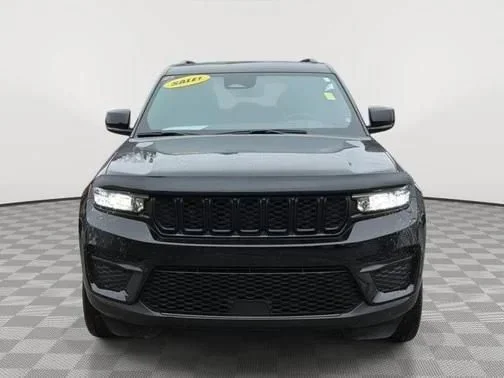 Used 2023 Diamond Black Jeep Altitude X image 7
