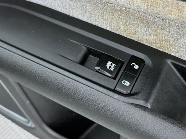 Used 2025 White Jeep Latitude image 28