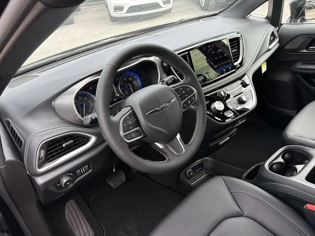 New 2026 Diamond Black Crystal Pearl-Coat Exterior Paint Chrysler Select image 19