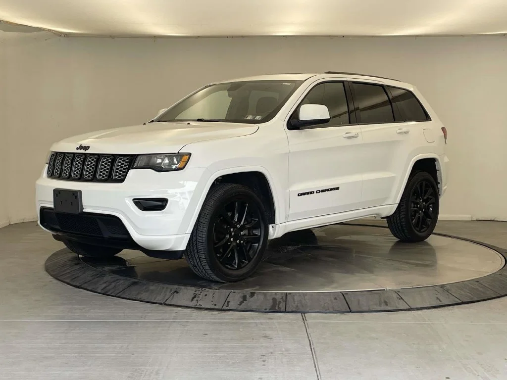 Used 2018 White Jeep Altitude image 1