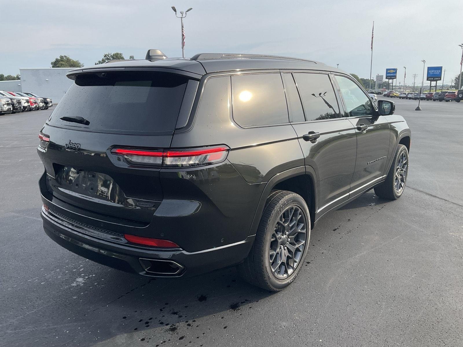 Used 2025  Jeep Summit Reserve image 6