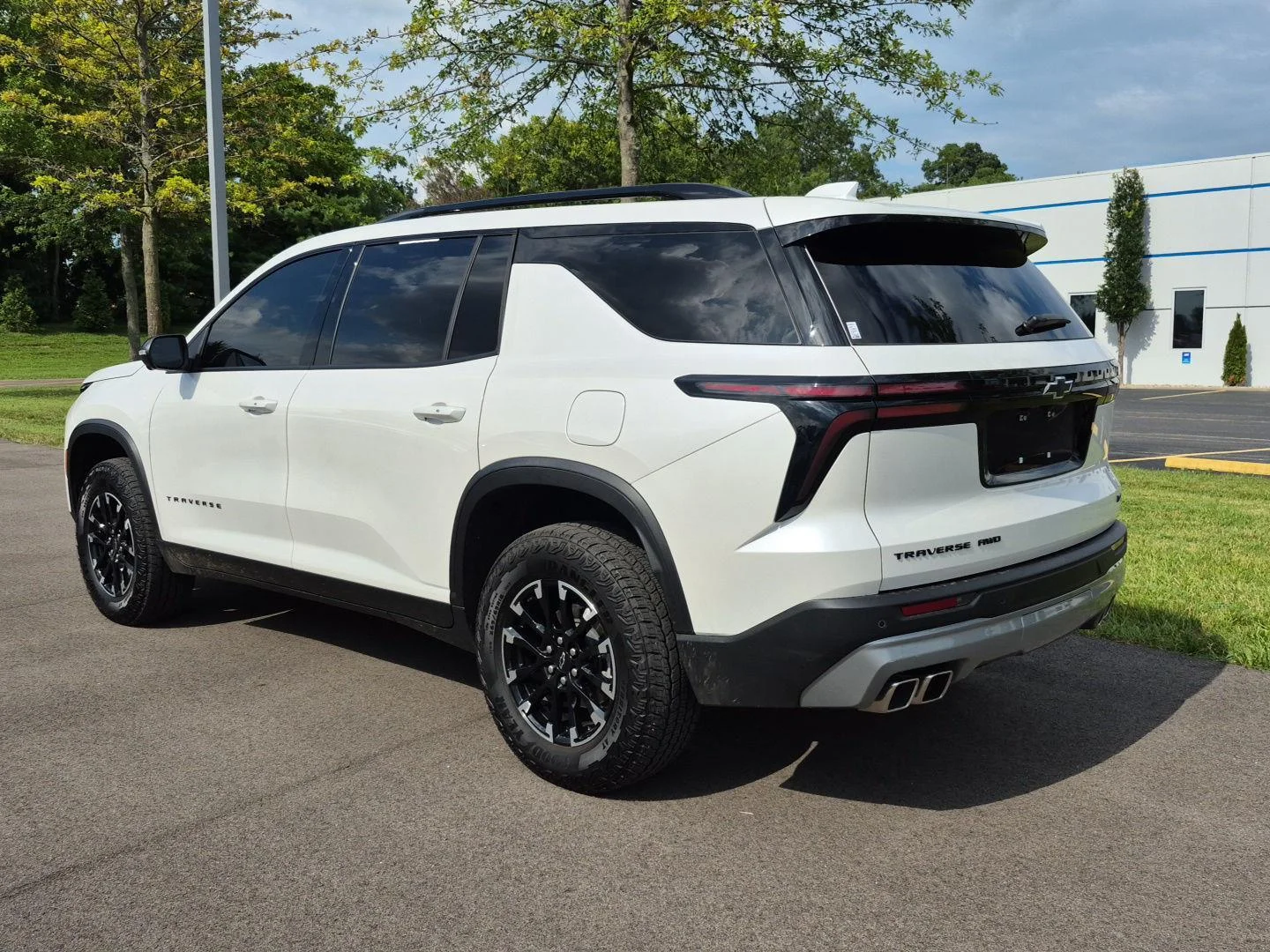 Used 2025 Iridescent Pearl Tricoat Chevrolet Z71 image 7