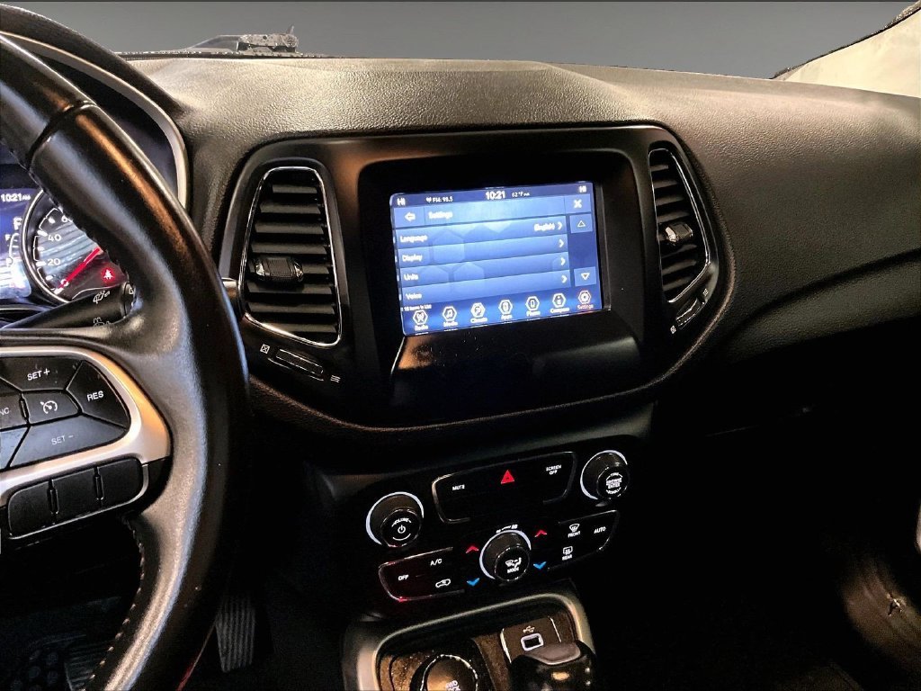 Used 2018 White Jeep Latitude image 19