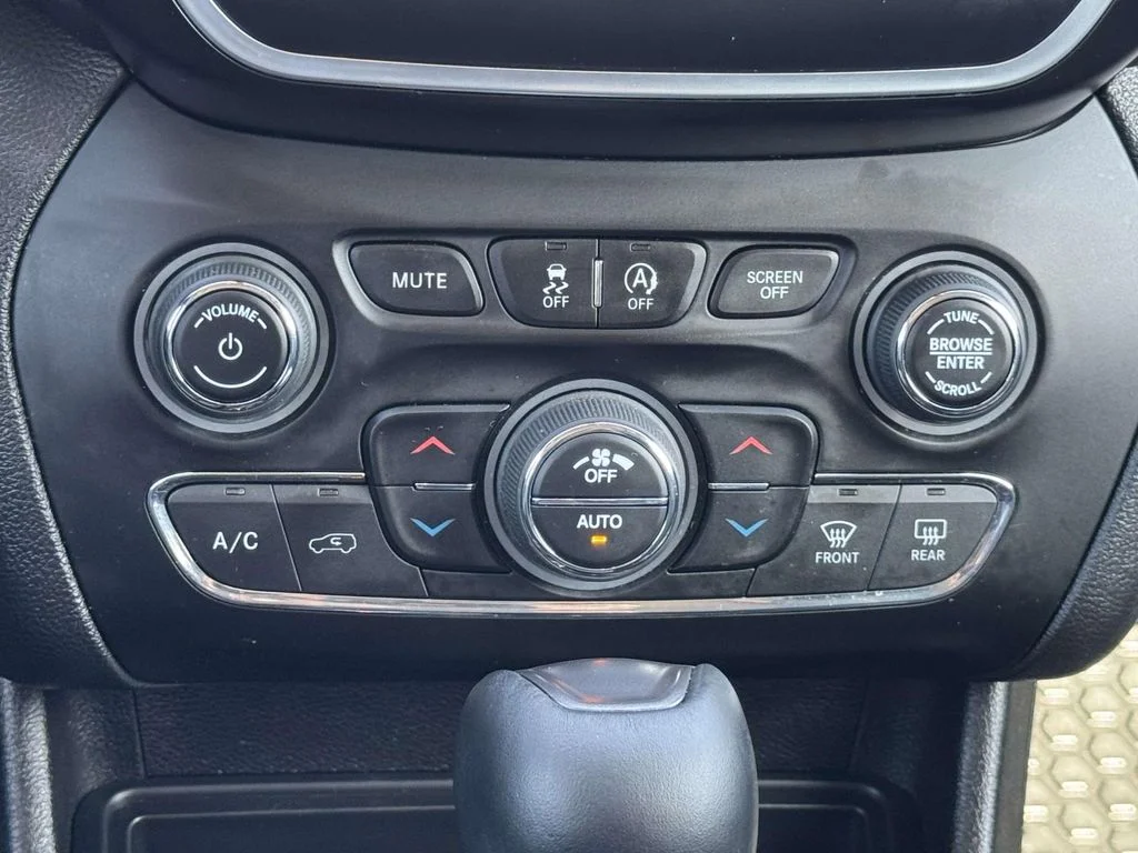 Used 2020 Gray Jeep Latitude Plus image 20