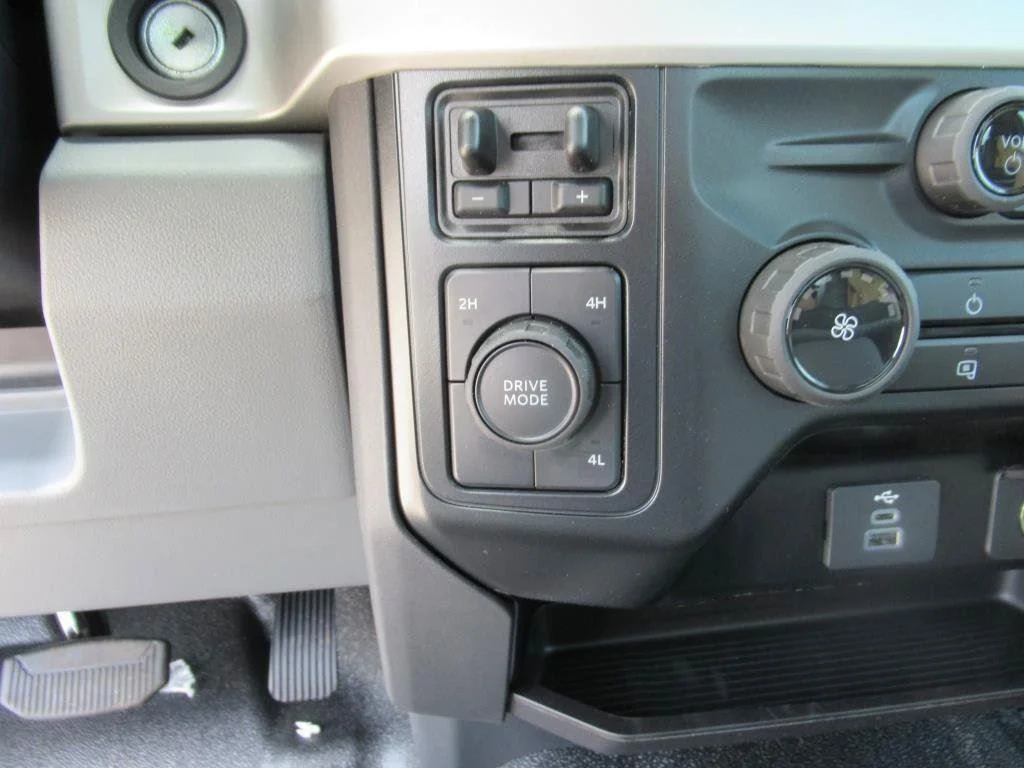 2024 Ford F-350 Super Duty Chassis Cab XL - Photo 21