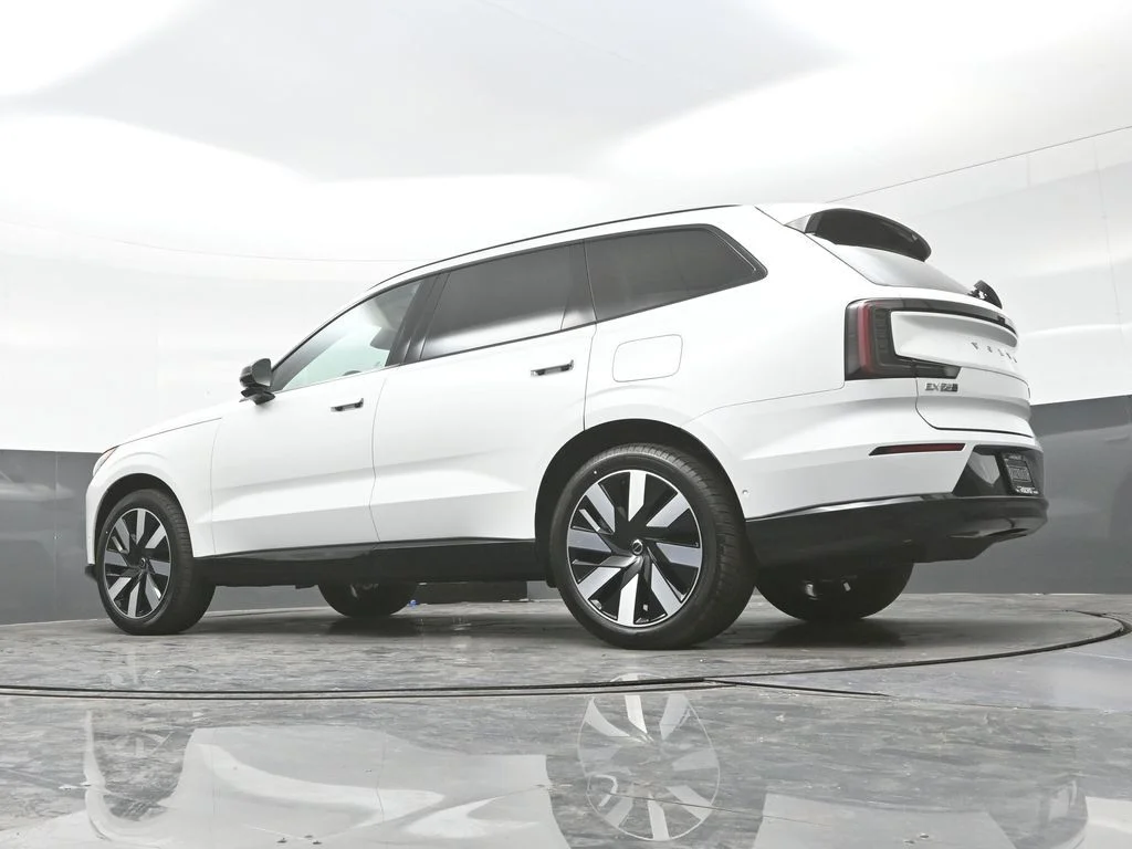 New 2026 Crystal White Volvo Twin Motor Plus image 29