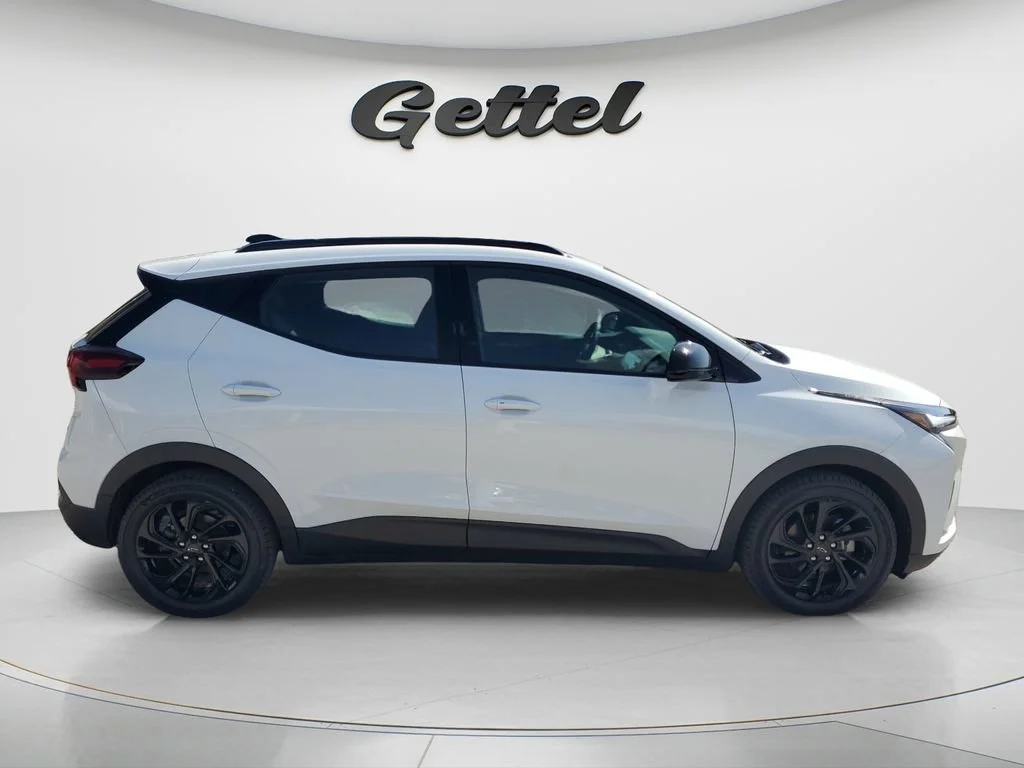 Used 2027 Summit White Chevrolet RS image 3
