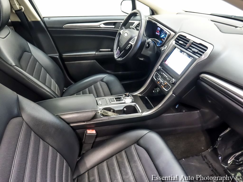 Used 2017 White Platinum Clearcoat Metallic Ford SE image 27