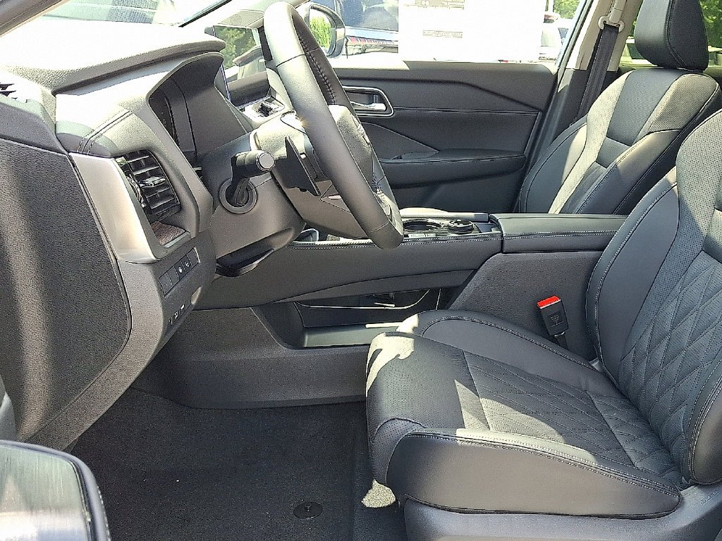 New 2026 Champagne Silver Metallic / Super Black Two-tone Nissan Platinum image 10