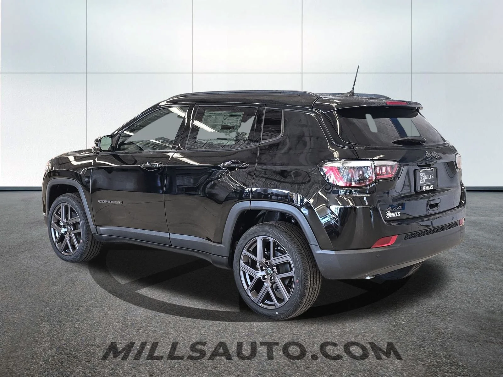 New 2026 Diamond Black Crystal Pearl-Coat Exterior Paint Jeep Limited image 4