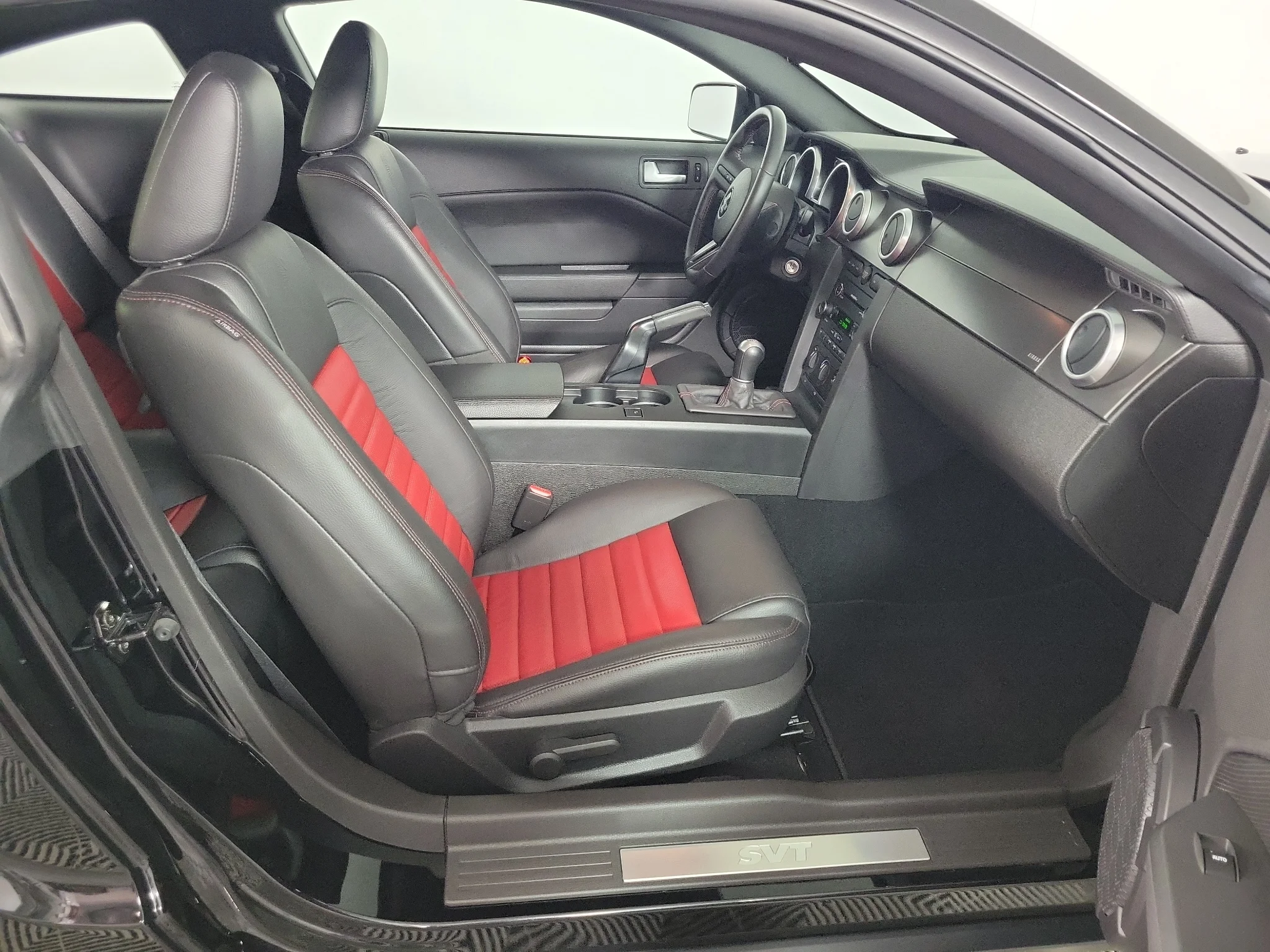 Used 2008 Ebony Clearcoat Ford Shelby GT500 image 14