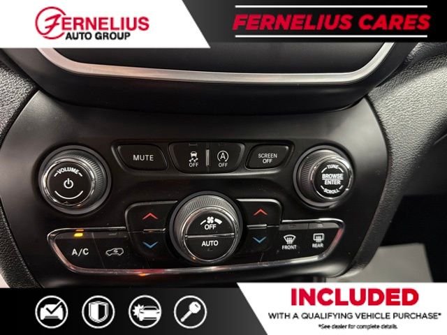 Used 2022 White Jeep Latitude Lux image 38