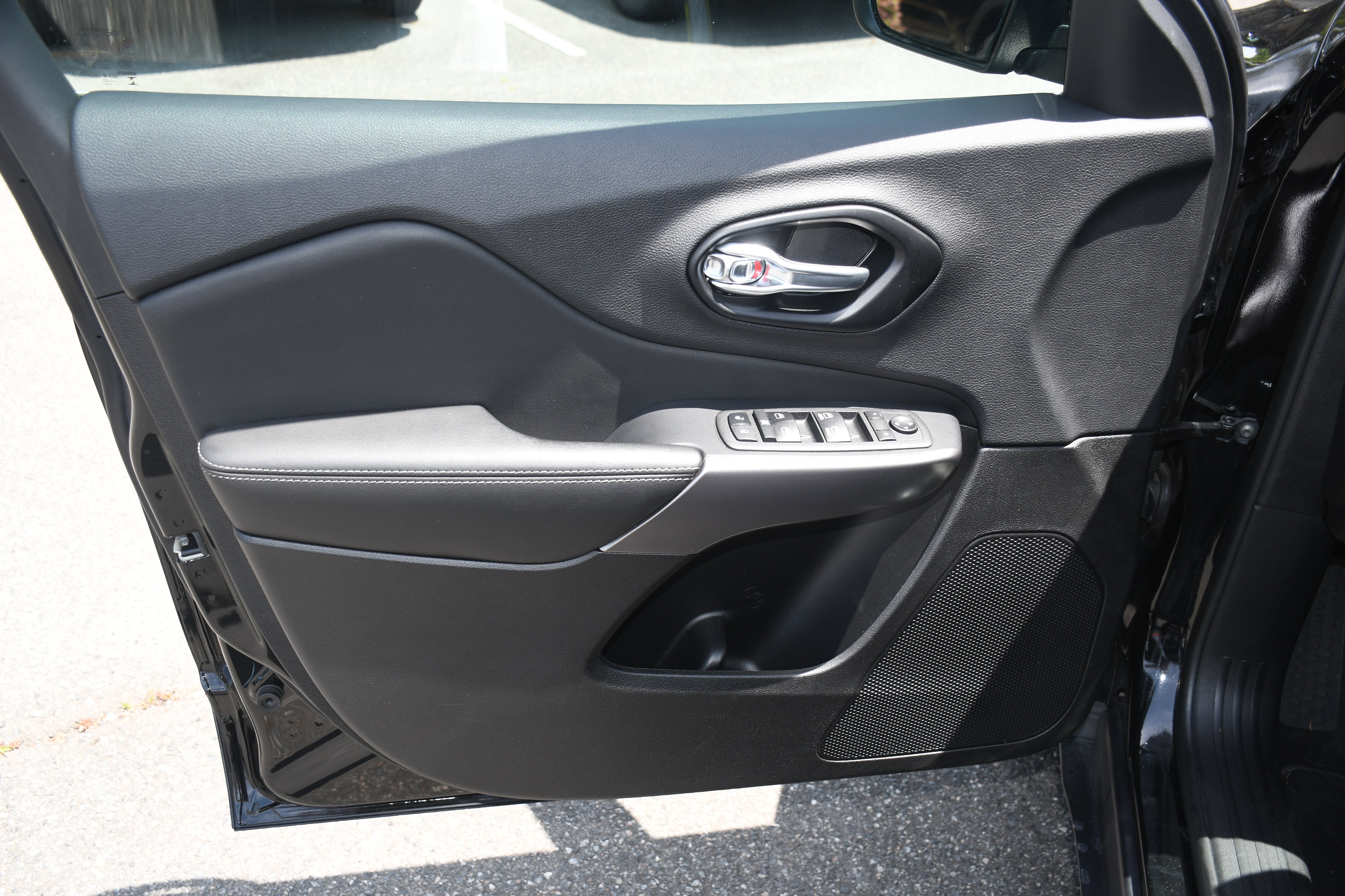 Used 2022 Black Jeep Latitude Lux image 8