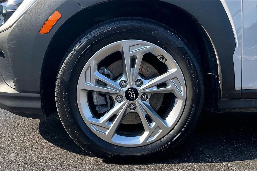Used 2022 Silver Hyundai SEL image 10