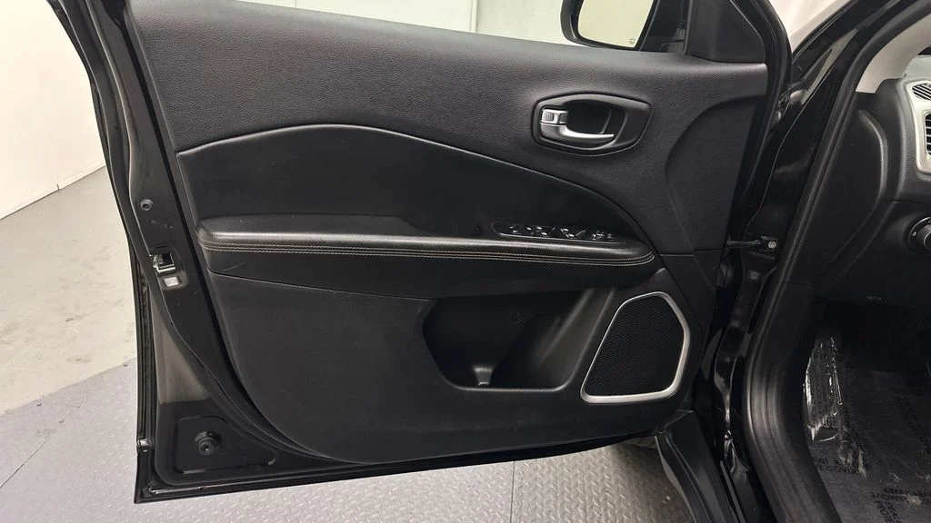 Used 2019 Black Jeep Latitude image 14