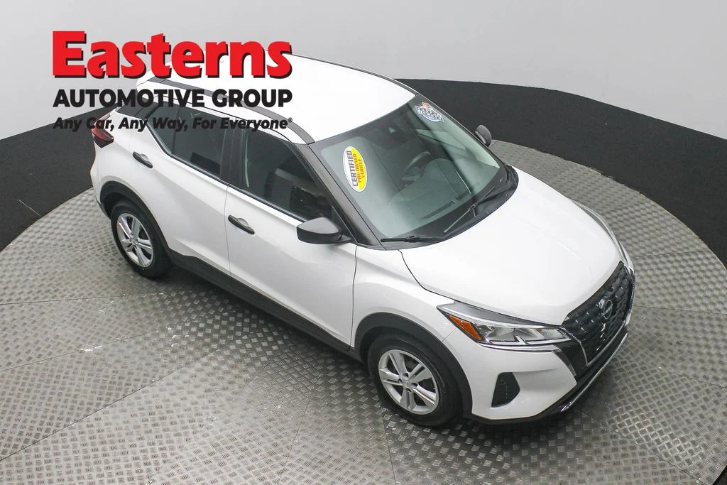 Used 2022 White Nissan S image 3