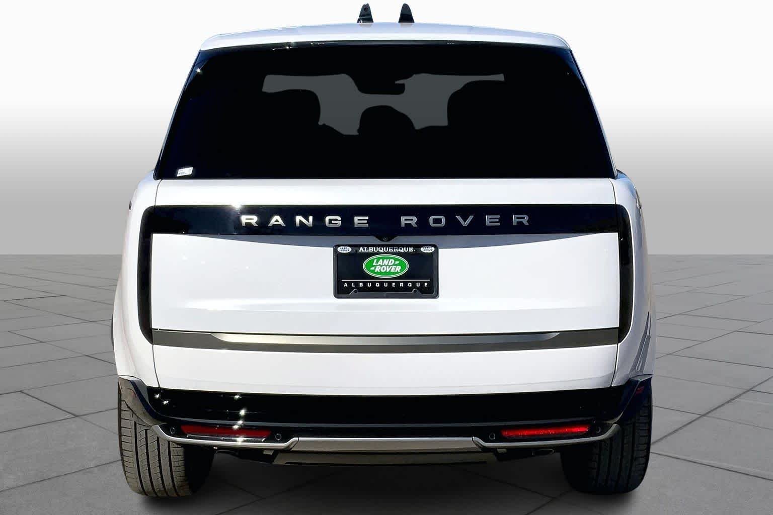 New 2026 Ostuni Pearl White Land Rover SE image 4