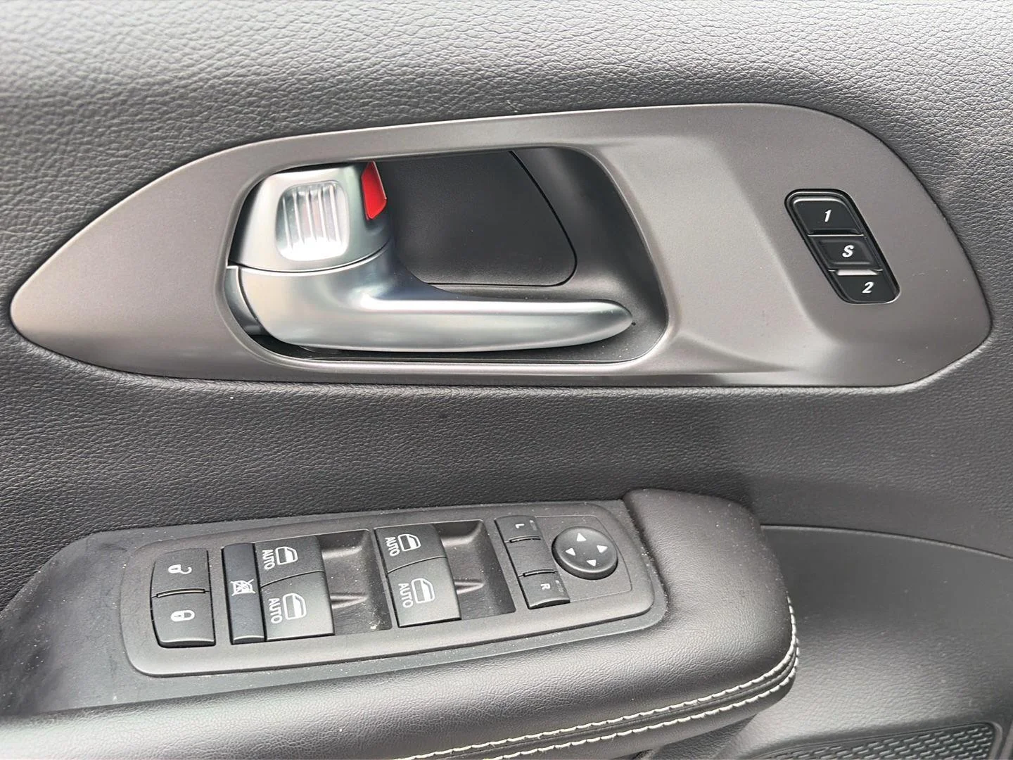 Used 2026 Silver Mist Clearcoat Chrysler Select image 8
