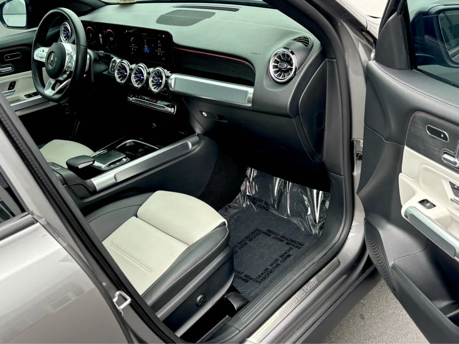 Used 2023 Mountain Grey Metallic Mercedes-Benz GLB 250 image 29