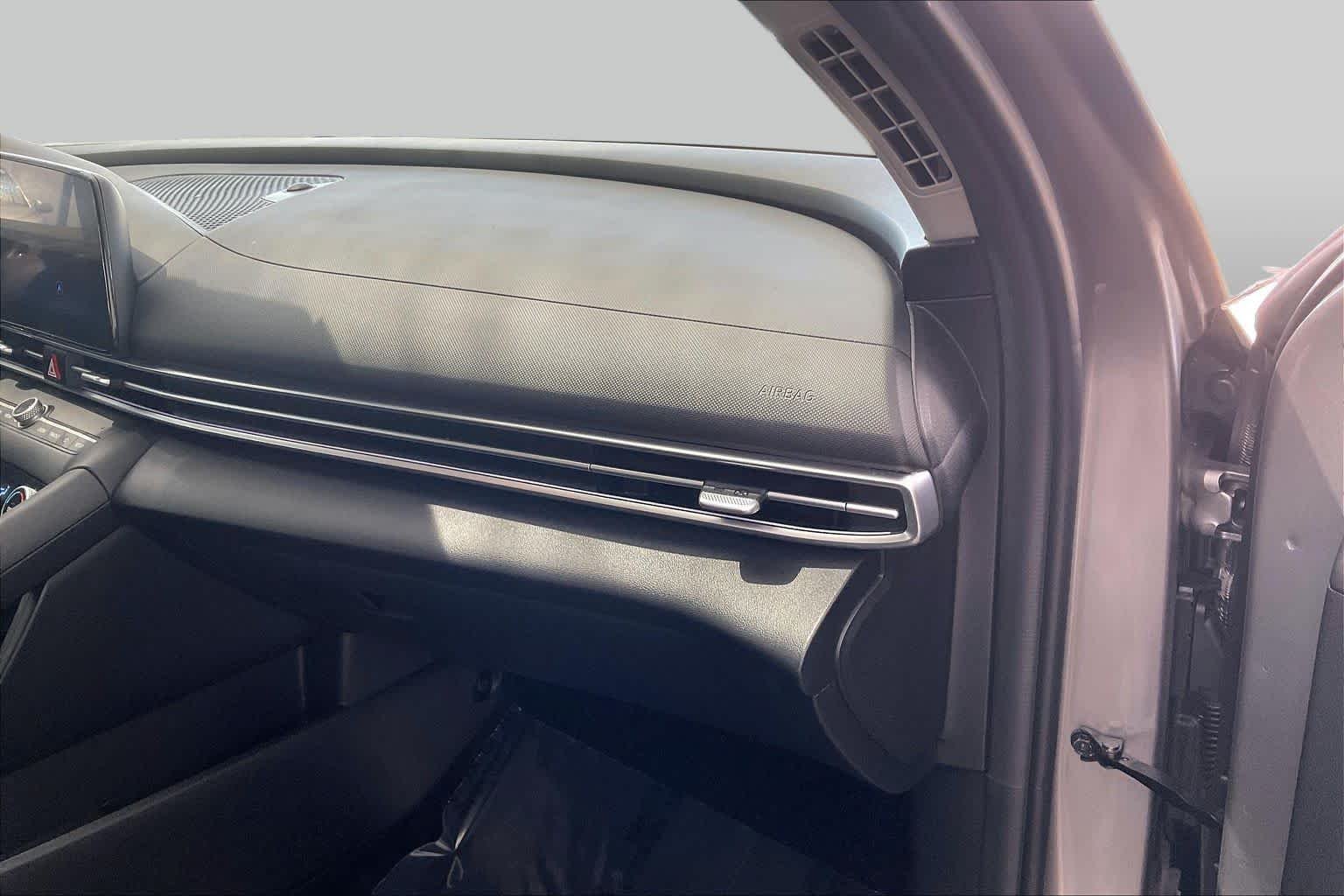 Used 2025 Fluid Metal Hyundai Limited image 19