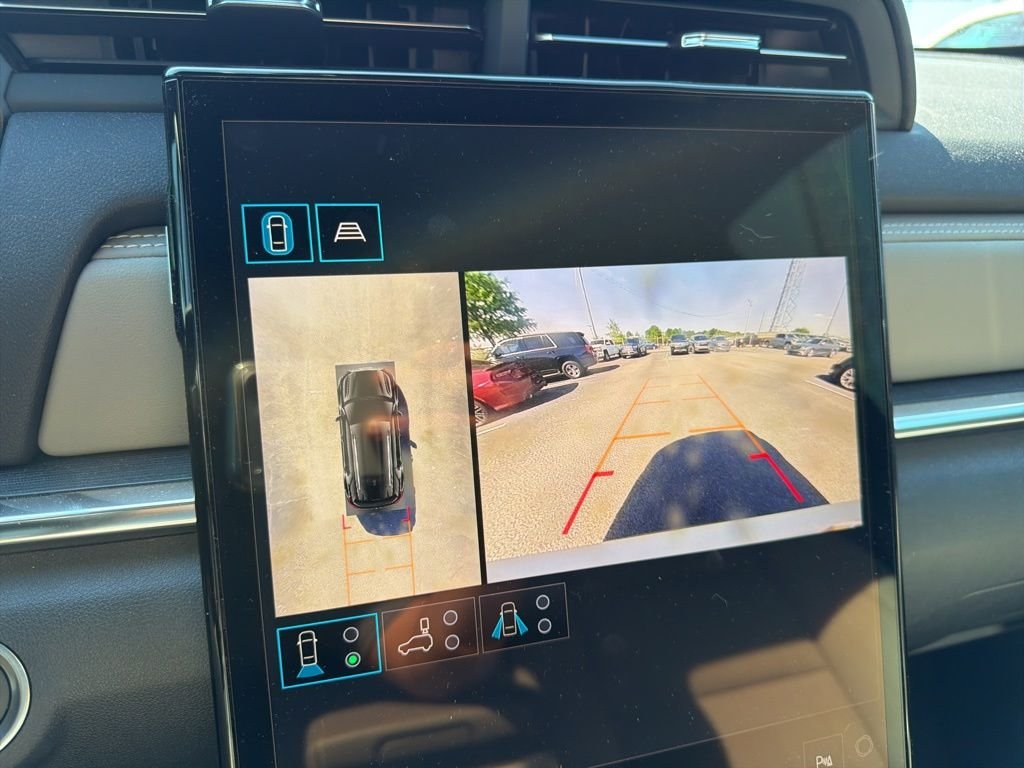 Used 2025 White GMC Elevation image 21