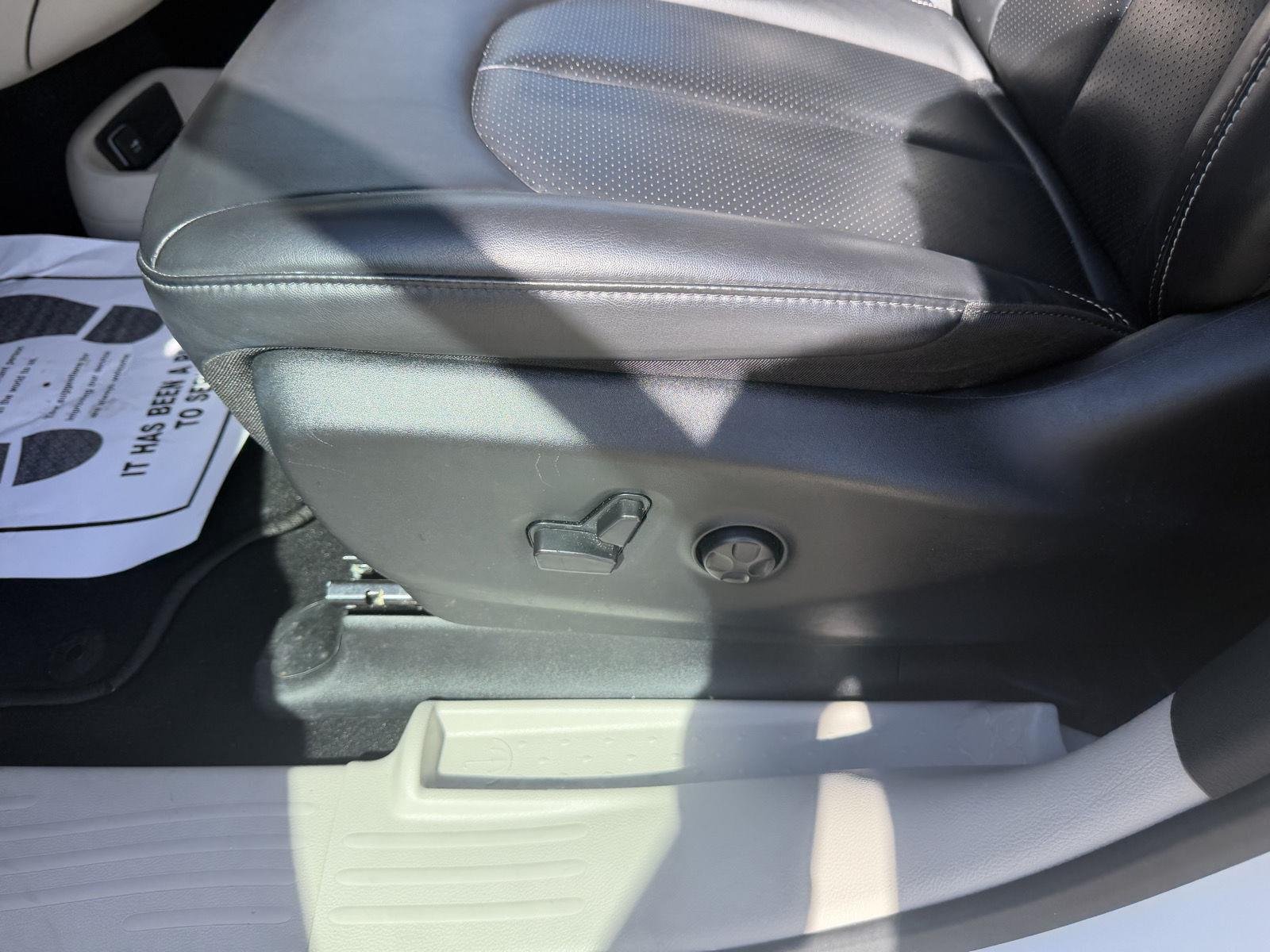 Used 2023 Bright White Clearcoat Chrysler Touring L image 11